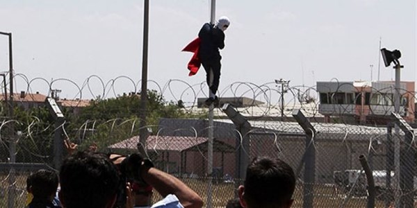 Diyarbakr'da bayrak indiren kii yakaland