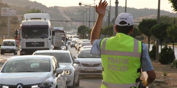 Seçim trafiği yolları kilitledi