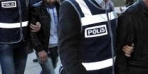 Hakkında yakalama kararı çıkarılan polis serbest