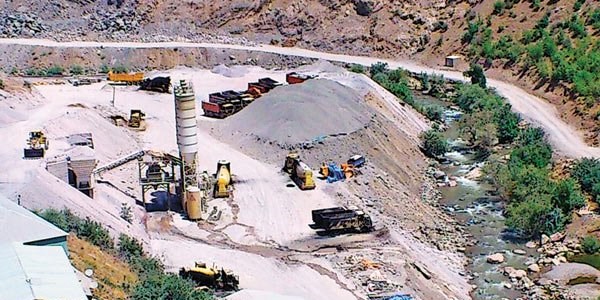 Teröristler, karakol ve baraj inşaatına saldırdı