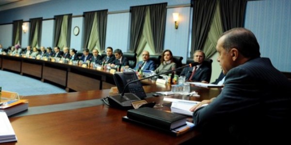 AK Parti'de kritik toplant� karar�