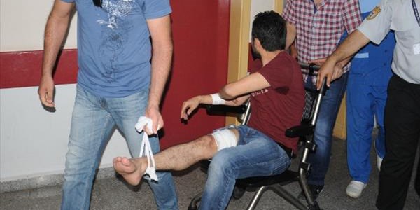 Polise bıçaklı saldırı: 2 yaralı