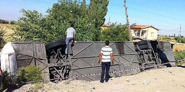 Yolcu otobüsü devrildi: 8 ölü, 46 yaralı