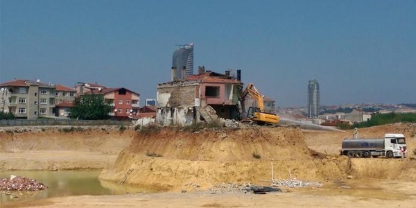 Kentsel dönüşümün simge evi törenle yıkıldı