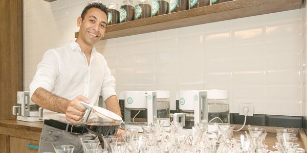 Profesör olmadı 'Çaycı' oldu