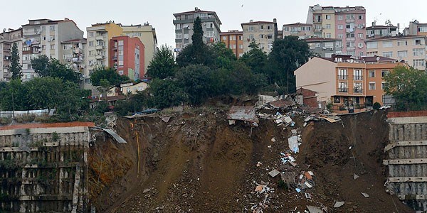 Üsküdar'da belediye inşaatında çökme