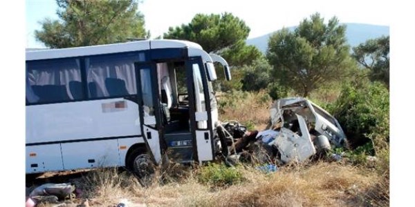 Otobüs otomobili altına aldı: 3 ölü, 11 yaralı