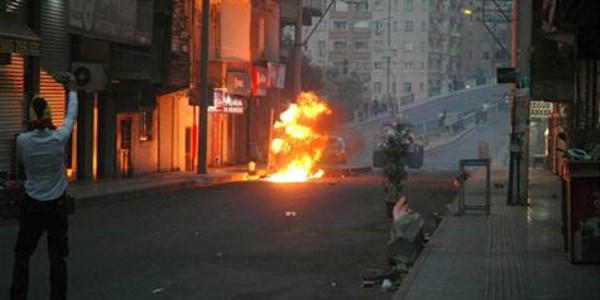 Polise ataca�� patlay�c�yla a��r yaraland�