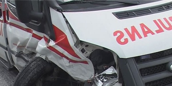 Ordu'da ambulans, otomobille �arp��t�: 5 yaral�