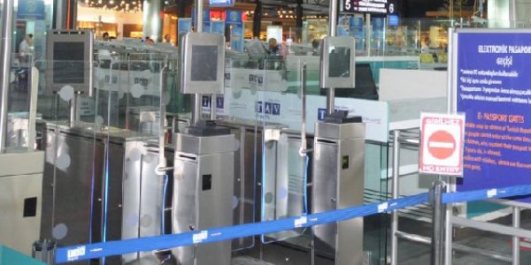 15 saniyede pasaport kontrolü