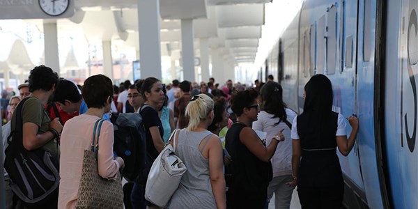 Yksek Hzl Tren yz binlerce kiiyi arlad