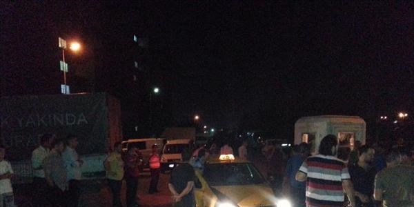 Kavga ihbarına giden polis bıçaklandı