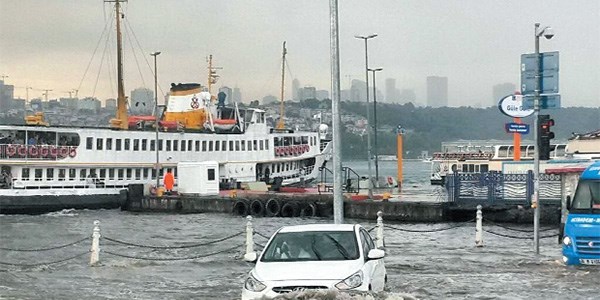 İstanbul'da sele mobil köprü