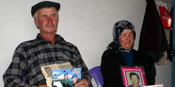 20 yıldır asker yolu bekliyorlar
