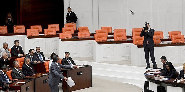 Başkanlık Divanı'na İçtüzük kitabını fırlattı!/Video