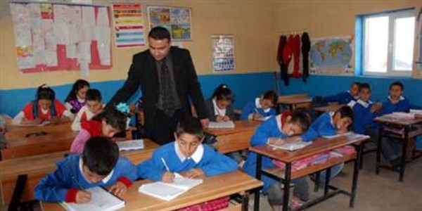 75 puandan az alan yöneticilerin öğretmen olarak yer değiştirmeleri