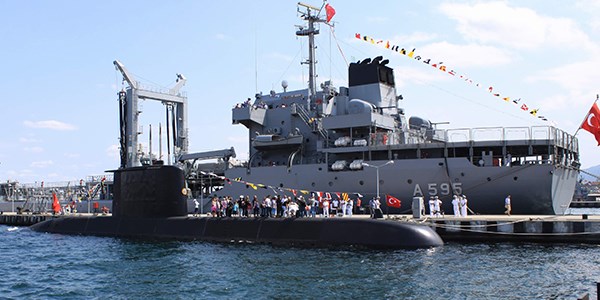 Donanma, Zafer Bayram�nda kap�lar�n� a�t�