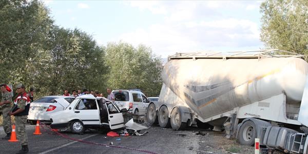 Yurtta trafik kazalar: 8 l, 18 yaral