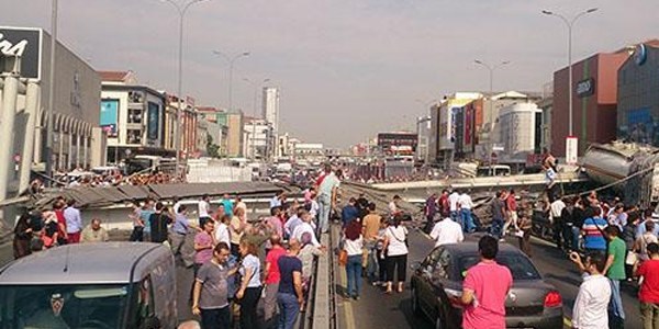 Avcılar'da üst geçit çöktü: 1 ölü, 4 yaralı