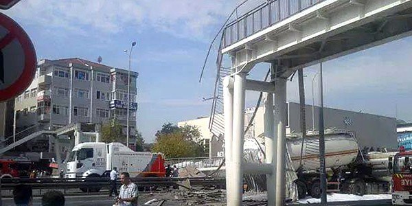 Üst geçit çöktü trafik durdu