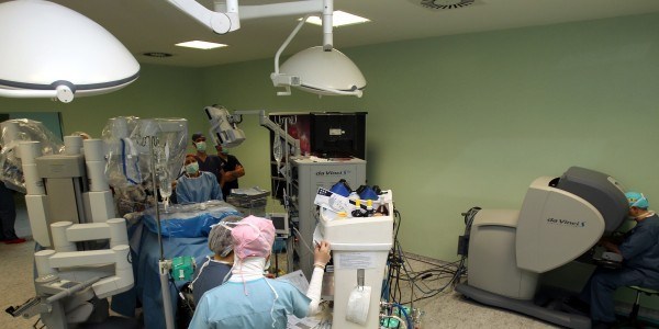 Devlet hastanelerinde ameliyat yapan robotlar artacak