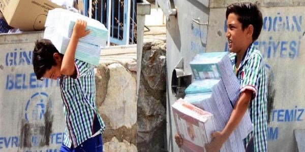 Kay�t i�in gelen ��renciler kitap kolisi ta��d�