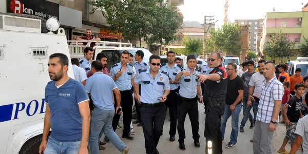 Polise bıçaklı saldırı