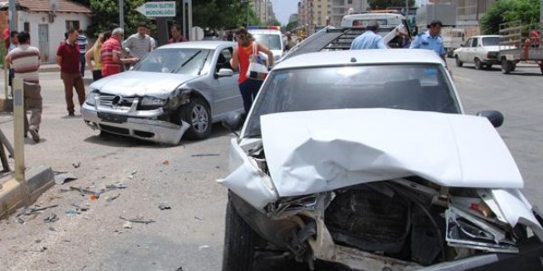 Kaçarken polis otomobiline çarptı, 2 polis yaralandı