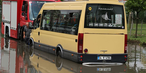 İstanbul göle döndü! Minibüs mahsur kaldı