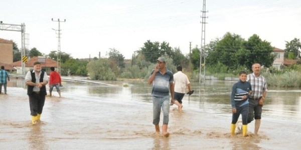 U�ak-K�tahya karayolunu sel sular� kapatt�