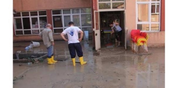 Okul su altında kaldı