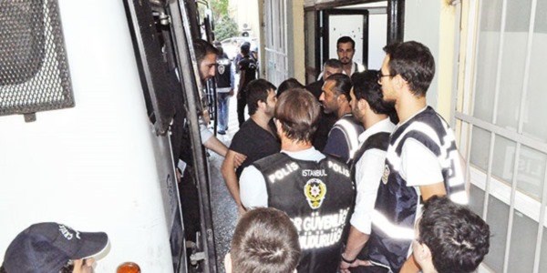 Polisler izinde kalemleri şubede