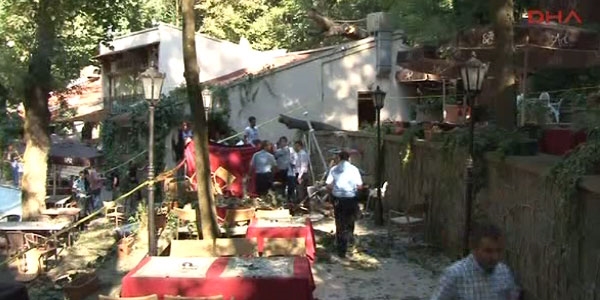 İstanbul'da ağaç devrildi: 2 ölü!