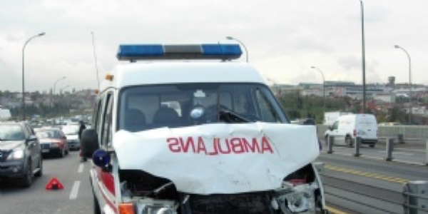 Adana'da ambulansn arpt ocuk ld