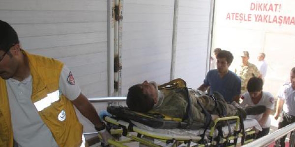 Van'da askeri ara devrildi, 2 asker yaraland
