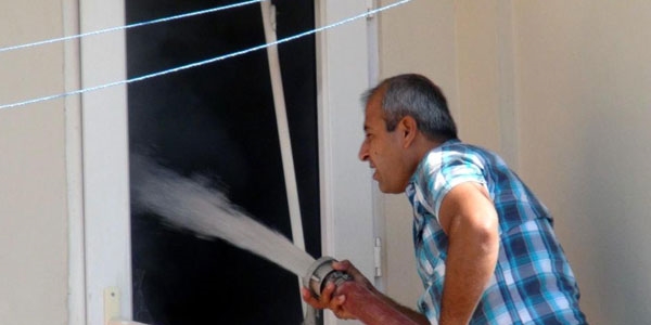 Yangına bir itfaiye eri gelince...