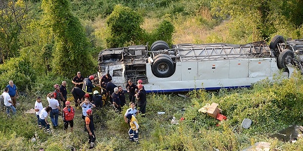 TEM Otoyolu'nda otobüs şarampole devrildi