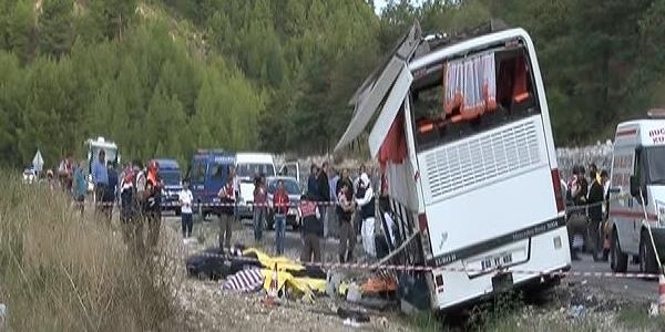 Tur otobüsü şarampole uçtu: 13 ölü, 33 yaralı