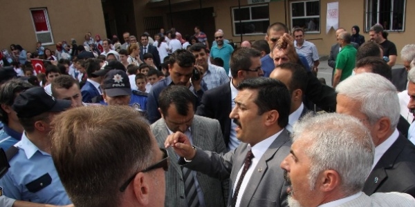 Milli E�itim M�d�r�ne protesto �oku