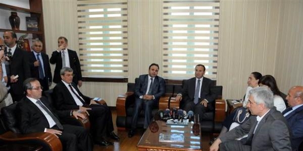 Merkeze alınan Vali, Bakan'ı karşılamadı