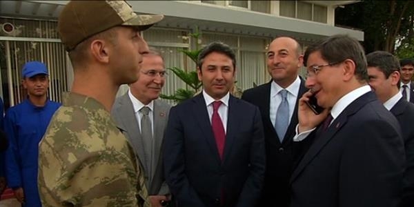 Davutoğlu'ndan askere telefon jesti