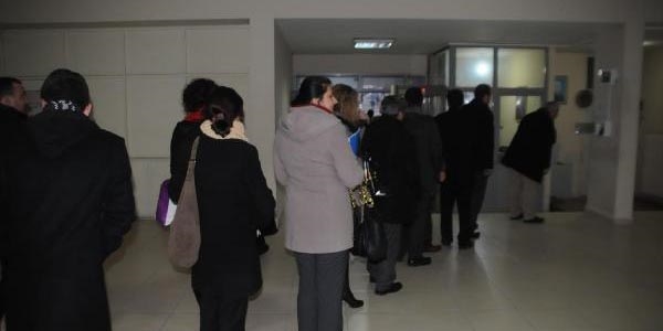 Öğretmen adayları, il/ilçe MEM'lere gidip başvursun