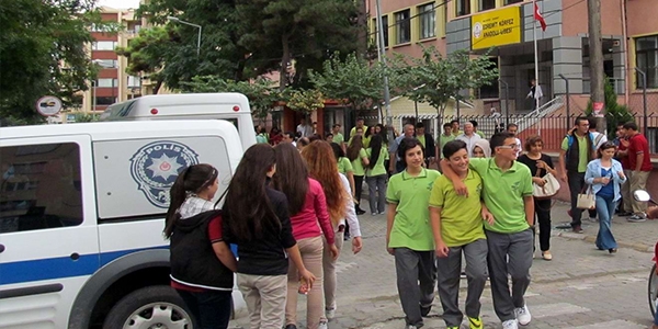 Polis okul önlerinde kuş uçurmuyor