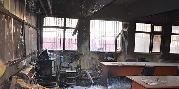 Diyarbakır'da üç okul yakıldı