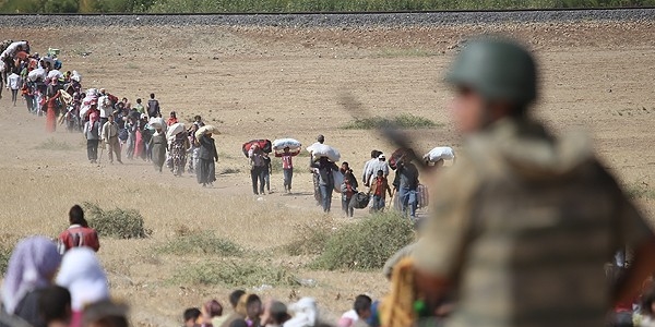 Suriyeliler'in sınırdan geçişi başladı