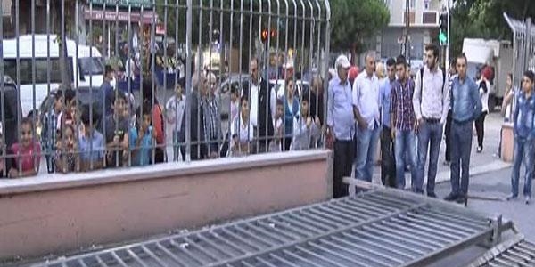 Okulun demir kapısı öğrencinin üzerine devrildi