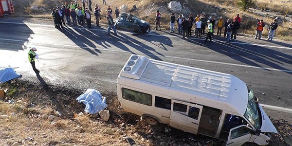 Trafik canavarı durmak bilmiyor: 4 ölü, 20 yaralı