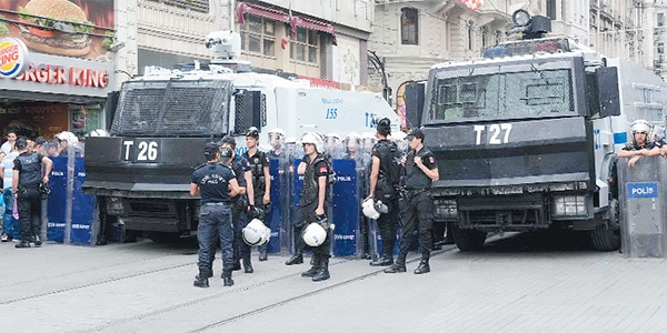 Göreve başlamayana da tatildekine de taltif?