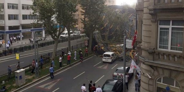 Taksim'de fırtına; inşaat iskelesi çöktü