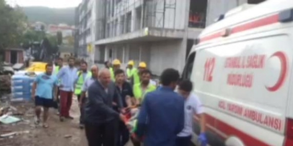 Rüzgar okul inşaatının çatısını uçurdu: 2 yaralı